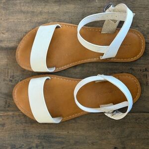 Amazon Essentials White and Tan Sandals
